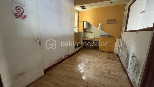 À VENDRE : Local Commercial à Fort Potentiel – Plein Cœur de La Mure (38350)
Emplacement numéro 1 sur l'artère principale !
Idéalement situé sur l'axe le plus passant de La Mure, découvrez ce local commercial de 55 m² offrant une visibilité optimale grâce à sa belle vitrine linéaire.
Que vous souhaitiez lancer une boutique, un commerce de bouche, un concept store ou une activité de services, ce lieu s'adapte à tous types de commerces.
Les caractéristiques clés :
 Superficie : 55 m² modulables.
 Visibilité : Grande vitrine sur rue principale à fort passage piéton et véhicule.
 Environnement dynamique : Situé à quelques pas de la Mairie et à proximité immédiate d'un bureau de tabac (générateur de flux quotidien).
 Commodités : Stationnement facile au pied du local et parkings à proximité pour la clientèle.
 Rentabilité : Très faibles charges de copropriété et taxe foncière légère (faible foncier).

Travaux à prévoir .

Conditions financières :
 Prix de vente : 65 000 €
 Charges & Foncier : Très faibles.
Une opportunité rare sur le secteur à ce prix. Idéal pour un premier achat, une création d'activité ou un investissement locatif à fort rendement.