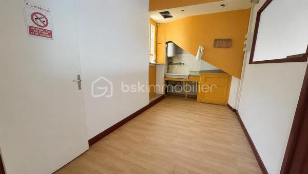 À VENDRE : Local Commercial à Fort Potentiel – Plein Cœur de La Mure (38350)
Emplacement numéro 1 sur l'artère principale !
Idéalement situé sur l'axe le plus passant de La Mure, découvrez ce local commercial de 55 m² offrant une visibilité optimale grâce à sa belle vitrine linéaire.
Que vous souhaitiez lancer une boutique, un commerce de bouche, un concept store ou une activité de services, ce lieu s'adapte à tous types de commerces.
Les caractéristiques clés :
 Superficie : 55 m² modulables.
 Visibilité : Grande vitrine sur rue principale à fort passage piéton et véhicule.
 Environnement dynamique : Situé à quelques pas de la Mairie et à proximité immédiate d'un bureau de tabac (générateur de flux quotidien).
 Commodités : Stationnement facile au pied du local et parkings à proximité pour la clientèle.
 Rentabilité : Très faibles charges de copropriété et taxe foncière légère (faible foncier).

Travaux à prévoir .

Conditions financières :
 Prix de vente : 65 000 €
 Charges & Foncier : Très faibles.
Une opportunité rare sur le secteur à ce prix. Idéal pour un premier achat, une création d'activité ou un investissement locatif à fort rendement.