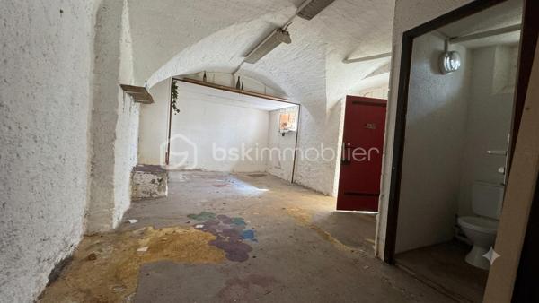 À VENDRE : Local Commercial à Fort Potentiel – Plein Cœur de La Mure (38350)
Emplacement numéro 1 sur l'artère principale !
Idéalement situé sur l'axe le plus passant de La Mure, découvrez ce local commercial de 55 m² offrant une visibilité optimale grâce à sa belle vitrine linéaire.
Que vous souhaitiez lancer une boutique, un commerce de bouche, un concept store ou une activité de services, ce lieu s'adapte à tous types de commerces.
Les caractéristiques clés :
 Superficie : 55 m² modulables.
 Visibilité : Grande vitrine sur rue principale à fort passage piéton et véhicule.
 Environnement dynamique : Situé à quelques pas de la Mairie et à proximité immédiate d'un bureau de tabac (générateur de flux quotidien).
 Commodités : Stationnement facile au pied du local et parkings à proximité pour la clientèle.
 Rentabilité : Très faibles charges de copropriété et taxe foncière légère (faible foncier).

Travaux à prévoir .

Conditions financières :
 Prix de vente : 65 000 €
 Charges & Foncier : Très faibles.
Une opportunité rare sur le secteur à ce prix. Idéal pour un premier achat, une création d'activité ou un investissement locatif à fort rendement.