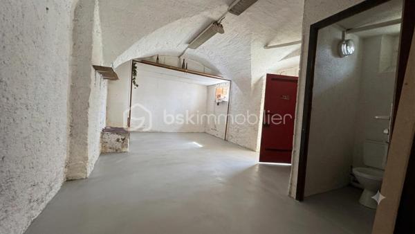 À VENDRE : Local Commercial à Fort Potentiel – Plein Cœur de La Mure (38350)
Emplacement numéro 1 sur l'artère principale !
Idéalement situé sur l'axe le plus passant de La Mure, découvrez ce local commercial de 55 m² offrant une visibilité optimale grâce à sa belle vitrine linéaire.
Que vous souhaitiez lancer une boutique, un commerce de bouche, un concept store ou une activité de services, ce lieu s'adapte à tous types de commerces.
Les caractéristiques clés :
 Superficie : 55 m² modulables.
 Visibilité : Grande vitrine sur rue principale à fort passage piéton et véhicule.
 Environnement dynamique : Situé à quelques pas de la Mairie et à proximité immédiate d'un bureau de tabac (générateur de flux quotidien).
 Commodités : Stationnement facile au pied du local et parkings à proximité pour la clientèle.
 Rentabilité : Très faibles charges de copropriété et taxe foncière légère (faible foncier).

Travaux à prévoir .

Conditions financières :
 Prix de vente : 65 000 €
 Charges & Foncier : Très faibles.
Une opportunité rare sur le secteur à ce prix. Idéal pour un premier achat, une création d'activité ou un investissement locatif à fort rendement.
