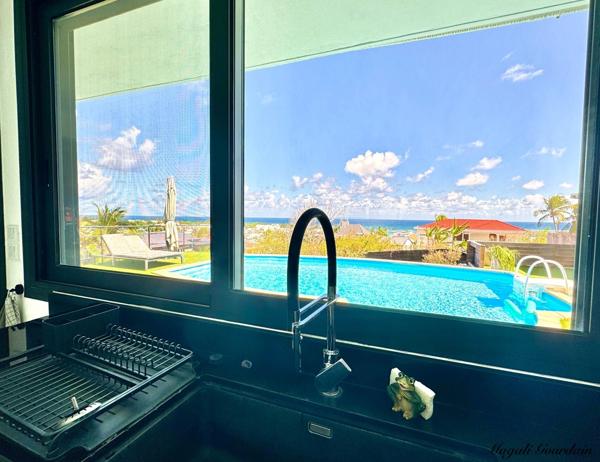 A VENDRE - PROPRIETE D'EXCEPTION AVEC VUE MER ET POTENTIEL LOCATIF REMARQUABLE - SAINTE ANNE