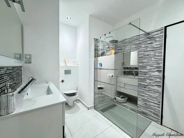 A VENDRE - PROPRIETE D'EXCEPTION AVEC VUE MER ET POTENTIEL LOCATIF REMARQUABLE - SAINTE ANNE