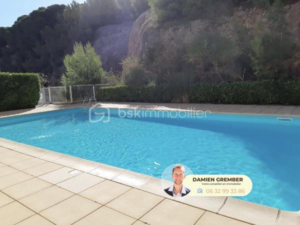 Imaginez-vous profiter chaque soir des magnifiques couchers de soleil sur l’étang de Thau…

Situé au sein d’une résidence sécurisée et recherchée avec ascenseur et piscine, cet appartement T2 de 32 m², prolongé par une loggia de 5,4 m², bénéficie d’une vue panoramique particulièrement agréable.

L’appartement traversant et sans vis-à-vis se compose d’un séjour lumineux ouvrant sur la loggia, véritable pièce supplémentaire utilisable toute l’année, d’une cuisine fonctionnelle, d’une chambre indépendante, d’une salle de bains avec fenêtre ainsi que de WC séparés.

Vous apprécierez particulièrement :

• la superbe vue dégagée : pas de vue mer mais vue magnifique sur l’étang de Thau,
• la luminosité de l’appartement et son absence de vis-à-vis,
• la loggia offrant un espace de vie supplémentaire, et les nombreux rangements,
• la piscine au cœur de la résidence,
• la proximité des commerces, transports, pistes cyclables et commodités,
• les charges de copropriété, faibles pour une résidence avec piscine. 

Ce bien conviendra aussi bien pour une résidence principale, un pied-à-terre au bord de l’eau ou un investissement locatif.

Un appartement agréable à vivre, offrant un cadre privilégié entre panorama, luminosité et douceur de vivre.

⸻

📞 Intéressé(e) ?

🎥 Accédez à la Visite virtuelle 360° depuis l'annonce pour une découverte immersive en toute autonomie.
Contactez Damien GREMBER – BSK Immobilier pour tout renseignement ou pour une visite sur place.