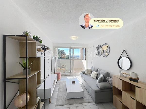 Imaginez-vous profiter chaque soir des magnifiques couchers de soleil sur l’étang de Thau…

Situé au sein d’une résidence sécurisée et recherchée avec ascenseur et piscine, cet appartement T2 de 32 m², prolongé par une loggia de 5,4 m², bénéficie d’une vue panoramique particulièrement agréable.

L’appartement traversant et sans vis-à-vis se compose d’un séjour lumineux ouvrant sur la loggia, véritable pièce supplémentaire utilisable toute l’année, d’une cuisine fonctionnelle, d’une chambre indépendante, d’une salle de bains avec fenêtre ainsi que de WC séparés.

Vous apprécierez particulièrement :

• la superbe vue dégagée : pas de vue mer mais vue magnifique sur l’étang de Thau,
• la luminosité de l’appartement et son absence de vis-à-vis,
• la loggia offrant un espace de vie supplémentaire, et les nombreux rangements,
• la piscine au cœur de la résidence,
• la proximité des commerces, transports, pistes cyclables et commodités,
• les charges de copropriété, faibles pour une résidence avec piscine. 

Ce bien conviendra aussi bien pour une résidence principale, un pied-à-terre au bord de l’eau ou un investissement locatif.

Un appartement agréable à vivre, offrant un cadre privilégié entre panorama, luminosité et douceur de vivre.

⸻

📞 Intéressé(e) ?

🎥 Accédez à la Visite virtuelle 360° depuis l'annonce pour une découverte immersive en toute autonomie.
Contactez Damien GREMBER – BSK Immobilier pour tout renseignement ou pour une visite sur place.
