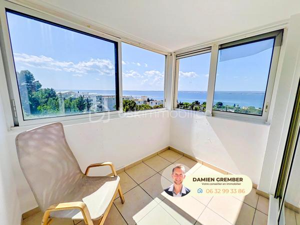 Imaginez-vous profiter chaque soir des magnifiques couchers de soleil sur l’étang de Thau…

Situé au sein d’une résidence sécurisée et recherchée avec ascenseur et piscine, cet appartement T2 de 32 m², prolongé par une loggia de 5,4 m², bénéficie d’une vue panoramique particulièrement agréable.

L’appartement traversant et sans vis-à-vis se compose d’un séjour lumineux ouvrant sur la loggia, véritable pièce supplémentaire utilisable toute l’année, d’une cuisine fonctionnelle, d’une chambre indépendante, d’une salle de bains avec fenêtre ainsi que de WC séparés.

Vous apprécierez particulièrement :

• la superbe vue dégagée : pas de vue mer mais vue magnifique sur l’étang de Thau,
• la luminosité de l’appartement et son absence de vis-à-vis,
• la loggia offrant un espace de vie supplémentaire, et les nombreux rangements,
• la piscine au cœur de la résidence,
• la proximité des commerces, transports, pistes cyclables et commodités,
• les charges de copropriété, faibles pour une résidence avec piscine. 

Ce bien conviendra aussi bien pour une résidence principale, un pied-à-terre au bord de l’eau ou un investissement locatif.

Un appartement agréable à vivre, offrant un cadre privilégié entre panorama, luminosité et douceur de vivre.

⸻

📞 Intéressé(e) ?

🎥 Accédez à la Visite virtuelle 360° depuis l'annonce pour une découverte immersive en toute autonomie.
Contactez Damien GREMBER – BSK Immobilier pour tout renseignement ou pour une visite sur place.