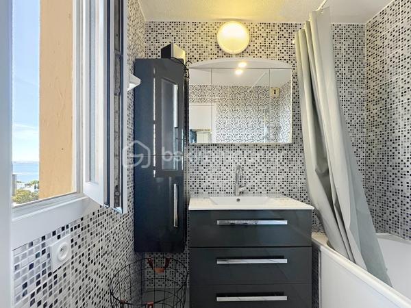 Imaginez-vous profiter chaque soir des magnifiques couchers de soleil sur l’étang de Thau…

Situé au sein d’une résidence sécurisée et recherchée avec ascenseur et piscine, cet appartement T2 de 32 m², prolongé par une loggia de 5,4 m², bénéficie d’une vue panoramique particulièrement agréable.

L’appartement traversant et sans vis-à-vis se compose d’un séjour lumineux ouvrant sur la loggia, véritable pièce supplémentaire utilisable toute l’année, d’une cuisine fonctionnelle, d’une chambre indépendante, d’une salle de bains avec fenêtre ainsi que de WC séparés.

Vous apprécierez particulièrement :

• la superbe vue dégagée : pas de vue mer mais vue magnifique sur l’étang de Thau,
• la luminosité de l’appartement et son absence de vis-à-vis,
• la loggia offrant un espace de vie supplémentaire, et les nombreux rangements,
• la piscine au cœur de la résidence,
• la proximité des commerces, transports, pistes cyclables et commodités,
• les charges de copropriété, faibles pour une résidence avec piscine. 

Ce bien conviendra aussi bien pour une résidence principale, un pied-à-terre au bord de l’eau ou un investissement locatif.

Un appartement agréable à vivre, offrant un cadre privilégié entre panorama, luminosité et douceur de vivre.

⸻

📞 Intéressé(e) ?

🎥 Accédez à la Visite virtuelle 360° depuis l'annonce pour une découverte immersive en toute autonomie.
Contactez Damien GREMBER – BSK Immobilier pour tout renseignement ou pour une visite sur place.