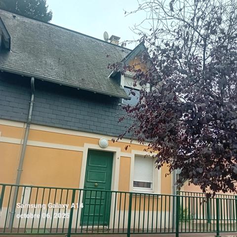 Charmante Maison  située sur les hauteurs de Trouville sur mer,composée de 3 Pieces et deux Chambres un terrain clos. fermé