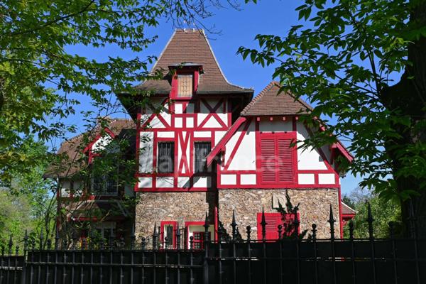 MORAINVILLIERS-BURES - Meulière à colombage du début du 20ème siècle de 243m2, terrain de 1112,00 m².
