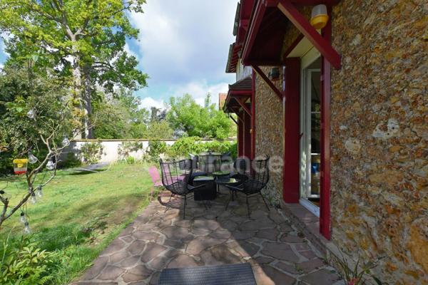 MORAINVILLIERS-BURES - Meulière à colombage du début du 20ème siècle de 243m2, terrain de 1112,00 m².