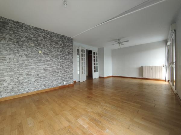 TRES BEL APPARTEMENT DE 100 M² A RAFRAICHIR, BALCON ET CAVE AVEC VUE MAGNIFIQUE SUR LA VILLE ET LA CAMPAGNE Beauvais (60000)