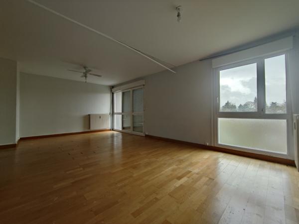 TRES BEL APPARTEMENT DE 100 M² A RAFRAICHIR, BALCON ET CAVE AVEC VUE MAGNIFIQUE SUR LA VILLE ET LA CAMPAGNE Beauvais (60000)