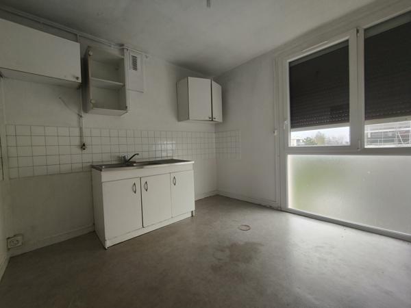 TRES BEL APPARTEMENT DE 100 M² A RAFRAICHIR, BALCON ET CAVE AVEC VUE MAGNIFIQUE SUR LA VILLE ET LA CAMPAGNE Beauvais (60000)