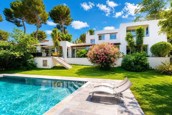 Villa contemporaine 400 m² – Vue village – Cadre verdoyant – Proche centre