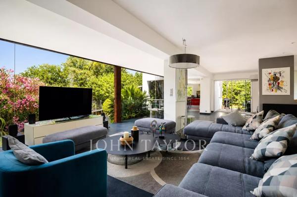 Villa contemporaine 400 m² – Vue village – Cadre verdoyant – Proche centre