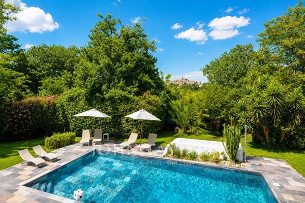 Villa contemporaine 400 m² – Vue village – Cadre verdoyant – Proche centre