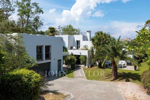 Villa contemporaine 400 m² – Vue village – Cadre verdoyant – Proche centre