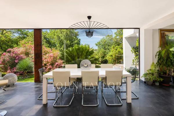 Villa contemporaine 400 m² – Vue village – Cadre verdoyant – Proche centre