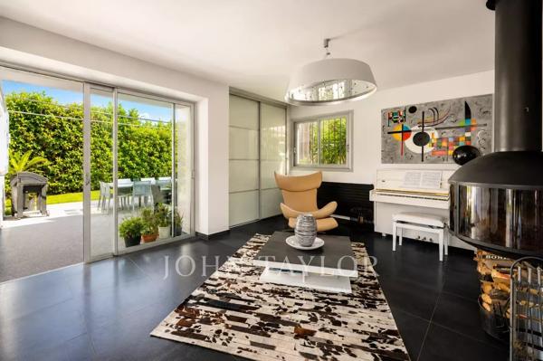 Villa contemporaine 400 m² – Vue village – Cadre verdoyant – Proche centre