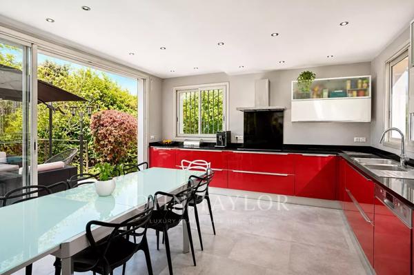 Villa contemporaine 400 m² – Vue village – Cadre verdoyant – Proche centre