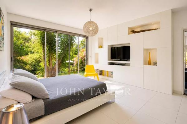 Villa contemporaine 400 m² – Vue village – Cadre verdoyant – Proche centre