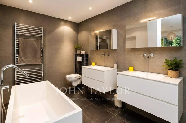 Villa contemporaine 400 m² – Vue village – Cadre verdoyant – Proche centre