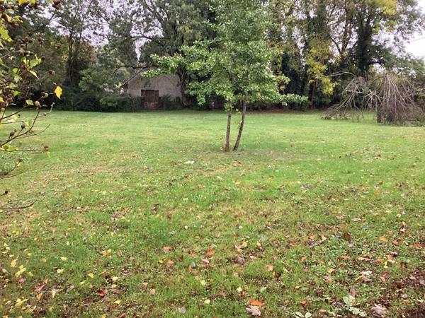 Terrain viabilisé environ 1100 m2 vraiment exceptionnel á St Loup de Varennes près de Chalon Sur Saône