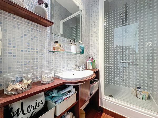 HYPER CENTRE - T2 DERNIER ÉTAGE CAVE et JARDIN COMMUN