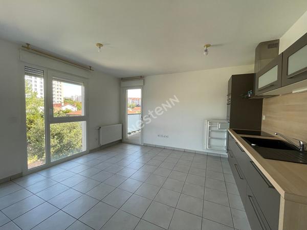 Appartement avec une chambre et un balcon, à proximité clinique mermoz