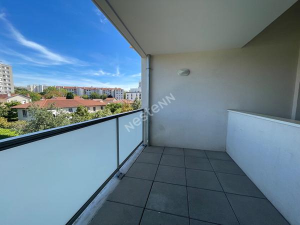 Appartement avec une chambre et un balcon, à proximité clinique mermoz