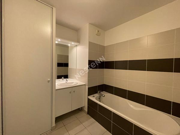 Appartement avec une chambre et un balcon, à proximité clinique mermoz