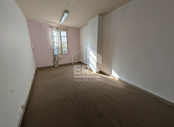 Immeuble à vendre au coeur de Montpon-Ménestérol - 6 pièces, 200 m² - Travaux à prévoir