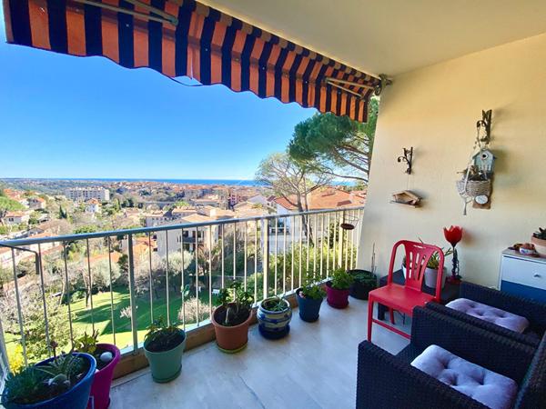 Appartement 2 pièces à vendre à Vence avec vue mer et verdure