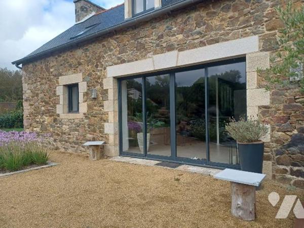 Maison d'habitation comprenant :
- au rez-de-chaussée : une grande pièce de vie consistant en ...