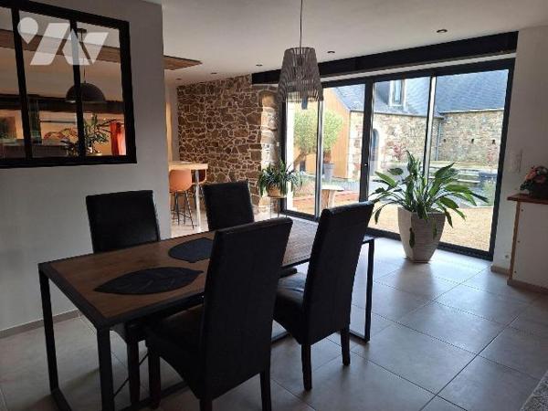 Maison d'habitation comprenant :
- au rez-de-chaussée : une grande pièce de vie consistant en ...