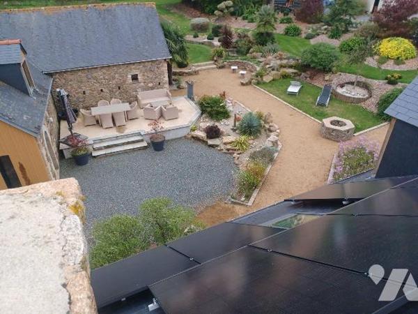 Maison d'habitation comprenant :
- au rez-de-chaussée : une grande pièce de vie consistant en ...