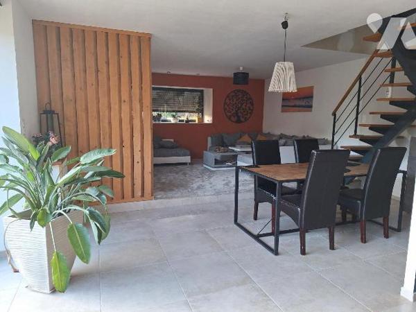 Maison d'habitation comprenant :
- au rez-de-chaussée : une grande pièce de vie consistant en ...