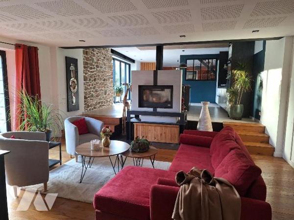 Maison d'habitation comprenant :
- au rez-de-chaussée : une grande pièce de vie consistant en ...