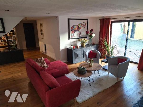 Maison d'habitation comprenant :
- au rez-de-chaussée : une grande pièce de vie consistant en ...