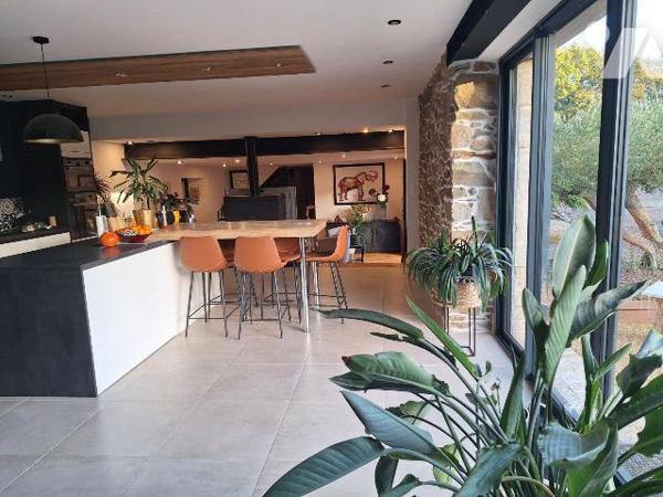 Maison d'habitation comprenant :
- au rez-de-chaussée : une grande pièce de vie consistant en ...