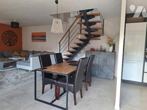 Maison d'habitation comprenant :
- au rez-de-chaussée : une grande pièce de vie consistant en ...