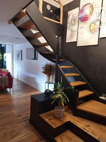 Maison d'habitation comprenant :
- au rez-de-chaussée : une grande pièce de vie consistant en ...