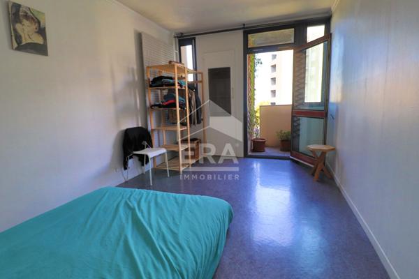 A Louer EN EXCLUSIVITÉ GRAND T2  PROCHE FACULTÉ TIMONE  LUMINEUX  TRAVERSANT SUD CALME  2 BALCONS  IDÉAL INVESTISSEUR