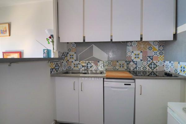 A Louer EN EXCLUSIVITÉ GRAND T2  PROCHE FACULTÉ TIMONE  LUMINEUX  TRAVERSANT SUD CALME  2 BALCONS  IDÉAL INVESTISSEUR