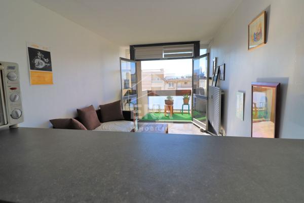 A Louer EN EXCLUSIVITÉ GRAND T2  PROCHE FACULTÉ TIMONE  LUMINEUX  TRAVERSANT SUD CALME  2 BALCONS  IDÉAL INVESTISSEUR