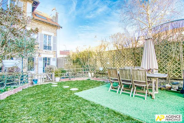 Versailles Proximité plateau Saint-Antoine - Maison 9 pièces 238 m² au sol sur parcelle de 450 m² environ avec terrasse, jardin et garage €1 898 000 ** - Référence 25343