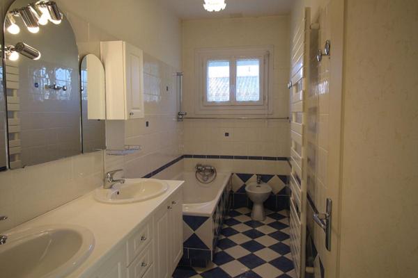 Maison à La Roche Chalais 6 pièce(s) d'environ 170 m2 habitables, avec garage et jardin