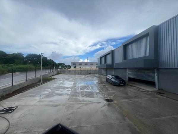 Les Abymes (97139) À LOUER – LOCAL COMMERCIAL DE 500 m² AVEC GRANDE HAUTEUR SOUS PLAFOND