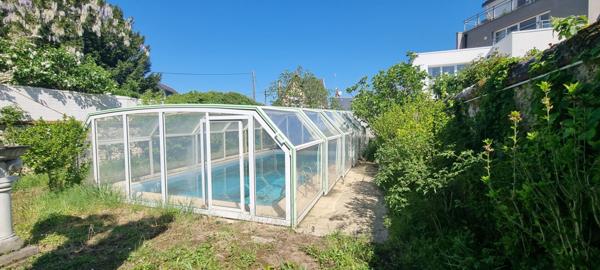 UNE MAISON DE VILLE BOURGEOISE AVEC PISCINE ET GARAGES EN CENTRE VILLE DE BLOIS 219.58 m2