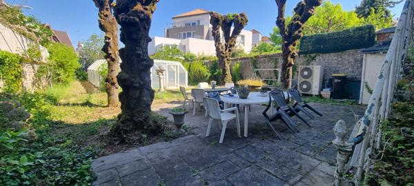 UNE MAISON DE VILLE BOURGEOISE AVEC PISCINE ET GARAGES EN CENTRE VILLE DE BLOIS 219.58 m2