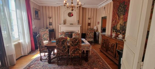 UNE MAISON DE VILLE BOURGEOISE AVEC PISCINE ET GARAGES EN CENTRE VILLE DE BLOIS 219.58 m2